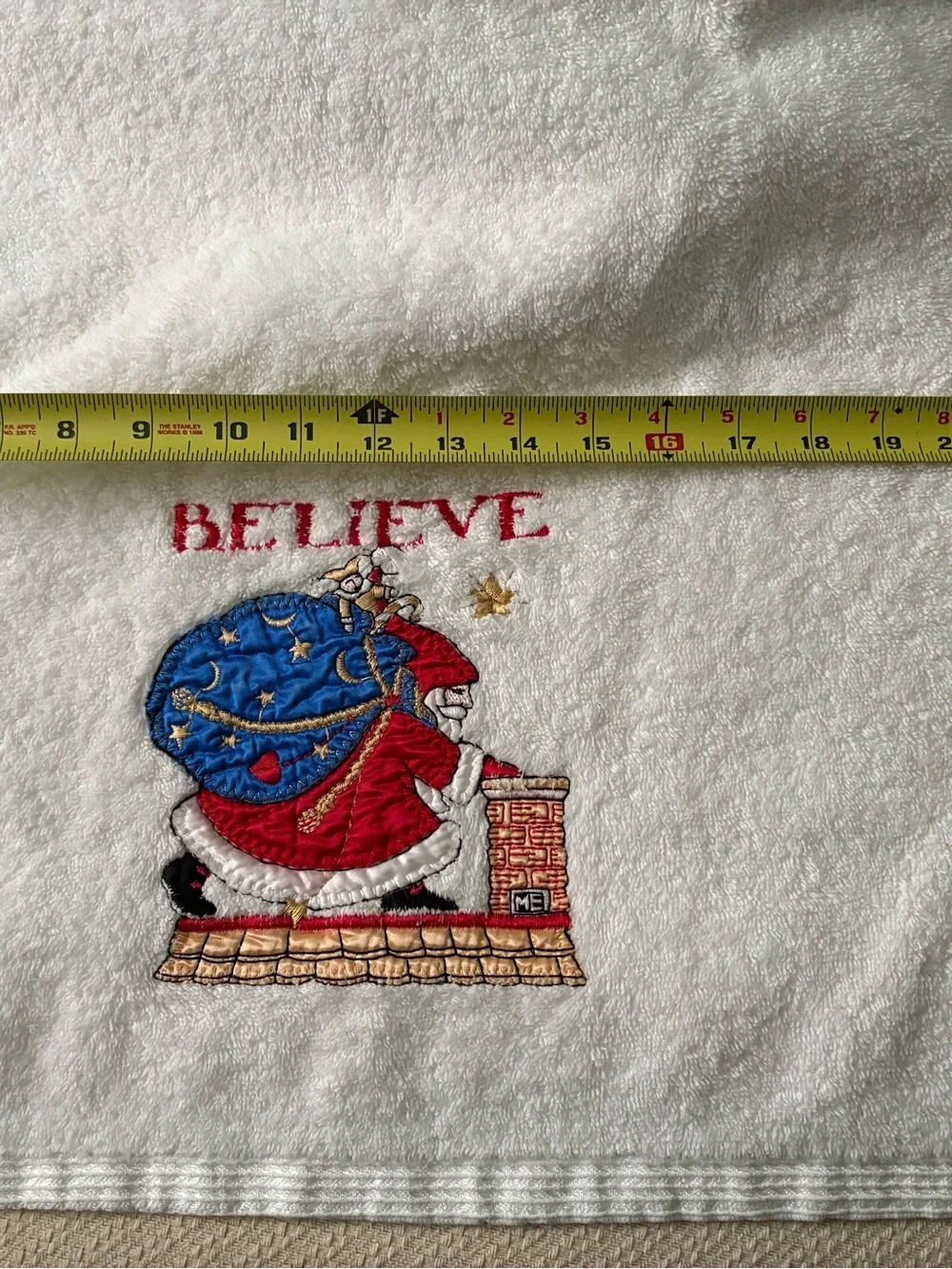 Set of 2 White Mary Englebreit Santa appliquéd large bath towels 44”x24”